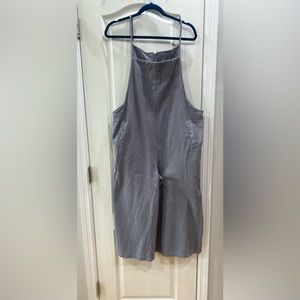 Casual lightweight wide leg romper/overalls with pockets.